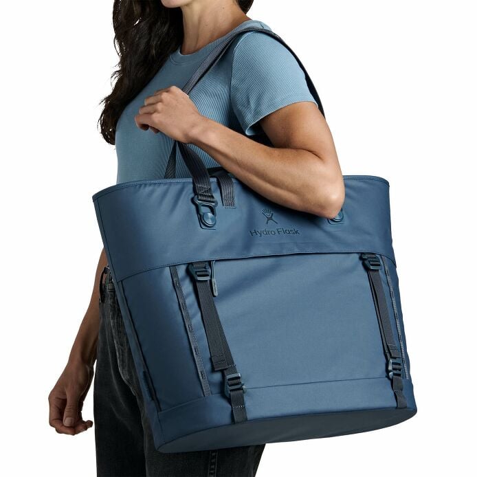 carryouttm-soft-cooler-tote-30-l-m5 250815_hydro_s26_hb_14614_2.jpg