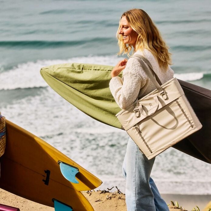 carryouttm-soft-cooler-tote-20-l-i1 hf_carryout_bouwer_d1_l1_torrey_pines_lifestyle_1142_1_1.jpg