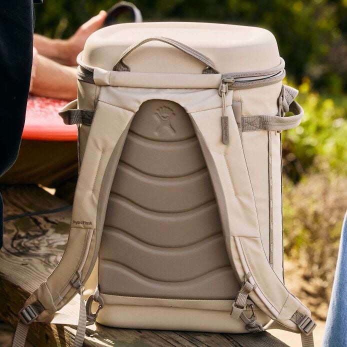 carryouttm-backpack-22-l-u1 hf_carryout_bouwer_d1_l1_torrey_pines_lifestyle_1841_3.jpg