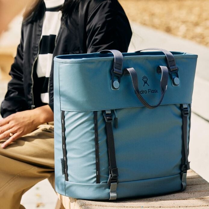 carryouttm-soft-cooler-tote-30-l-m5 hf_carryout_bouwer_d2_l2_parking_soccer_1930_1_1.jpg