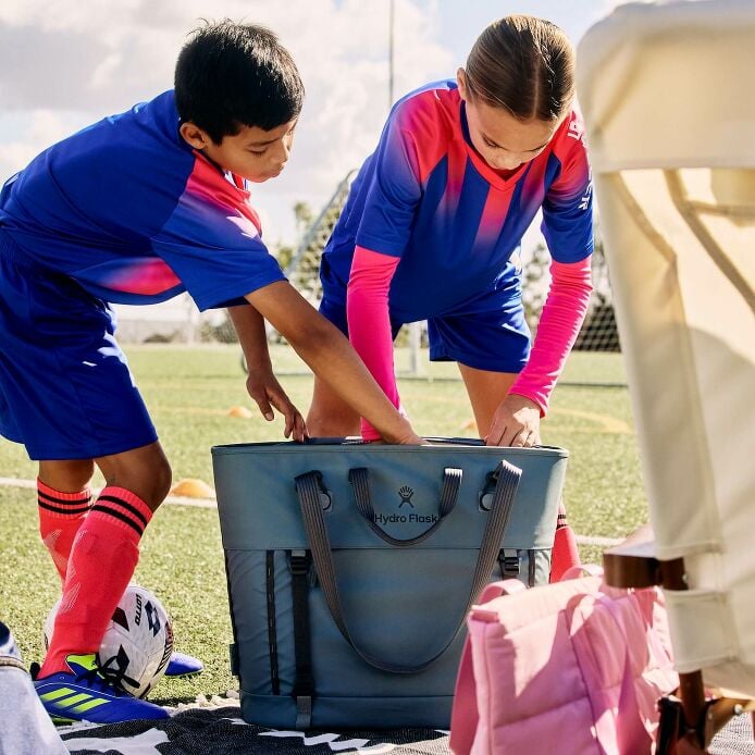 carryouttm-soft-cooler-tote-30-l-m5 hf_carryout_bouwer_d2_l2_parking_soccer_2454_1_1.jpg
