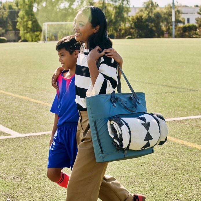 carryouttm-soft-cooler-tote-30-l-m5 hf_carryout_bouwer_d2_l2_parking_soccer_3406_1_1.jpg