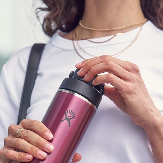 32-oz-lightweight-chug-cap-bottle-y1 hf_s26_lightweight_mcinnis_5123_1_8.jpg