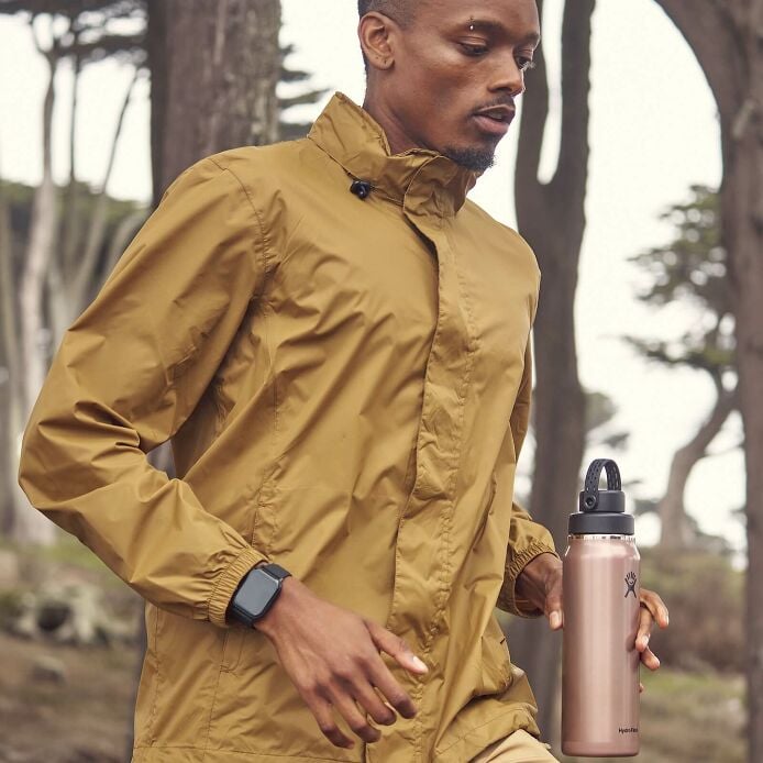 32-oz-lightweight-chug-cap-bottle-y1 hf_s26_lightweight_mcinnis_6206_1_2.jpg