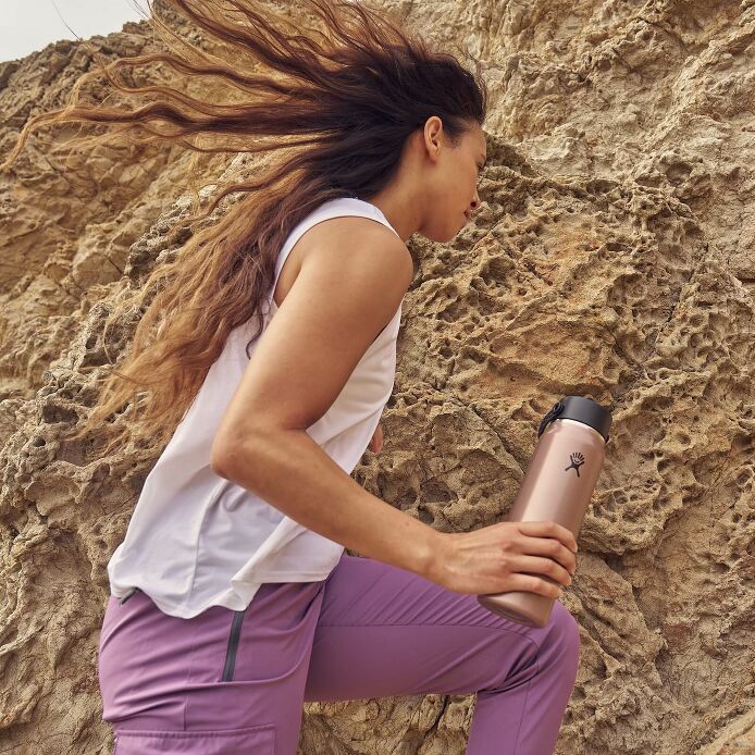 32-oz-lightweight-flex-straw-bottle-p1 hf_s26_lightweight_mcinnis_6946_1_3.jpg