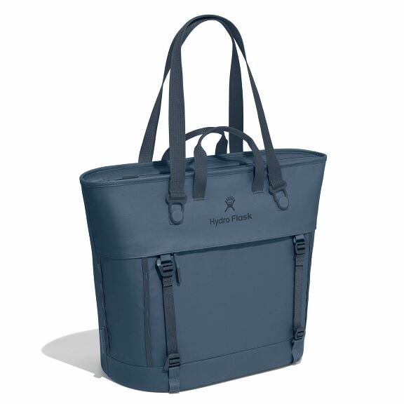 carryouttm-soft-cooler-tote-30-l-m5 maxiit384-carryout-tote-30l-harbor-blue-angled_1_1.jpg